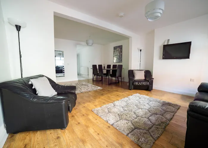 Cheerful 3-Bedroom Home With Free Street Parking