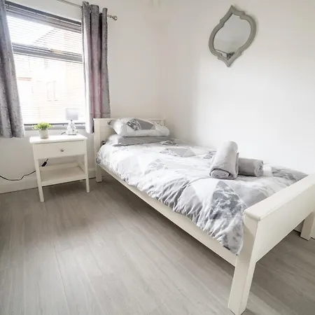 Cheerful 3-Bedroom Home With Free Street Parking Belfast Exterior photo