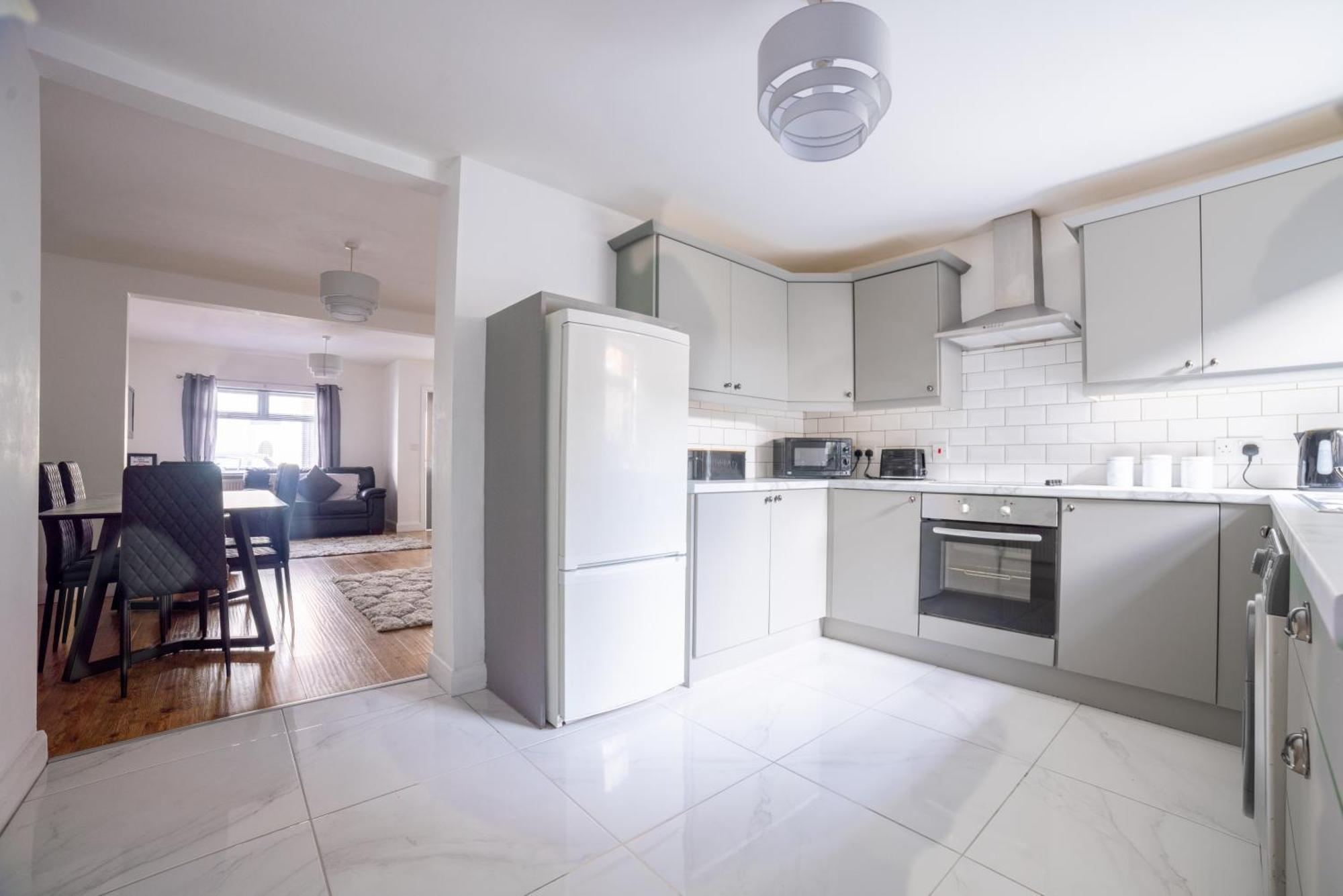 Apartment Cheerful 3-bedroom With Free Street Parking *