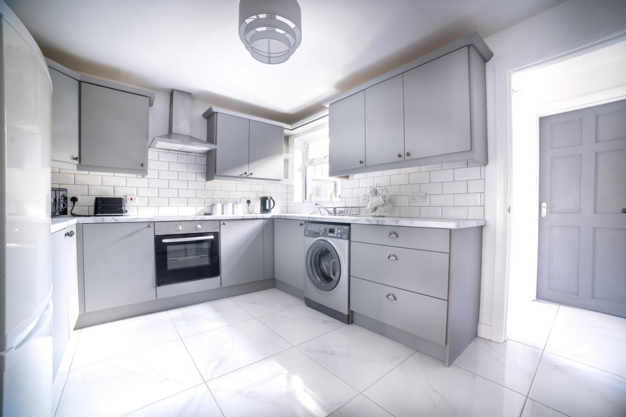 Cheerful 3-bedroom With Free Street Parking *