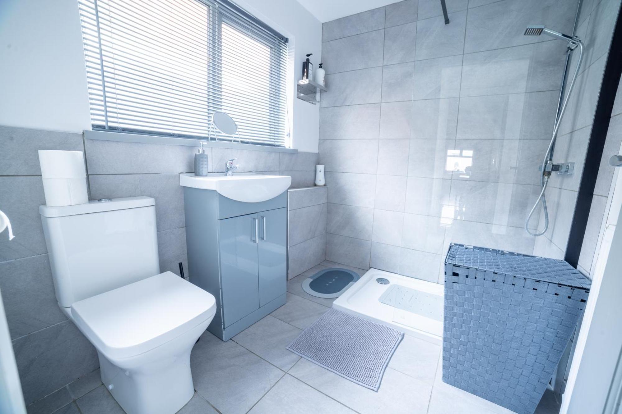 Cheerful 3-bedroom With Free Street Parking Apartment