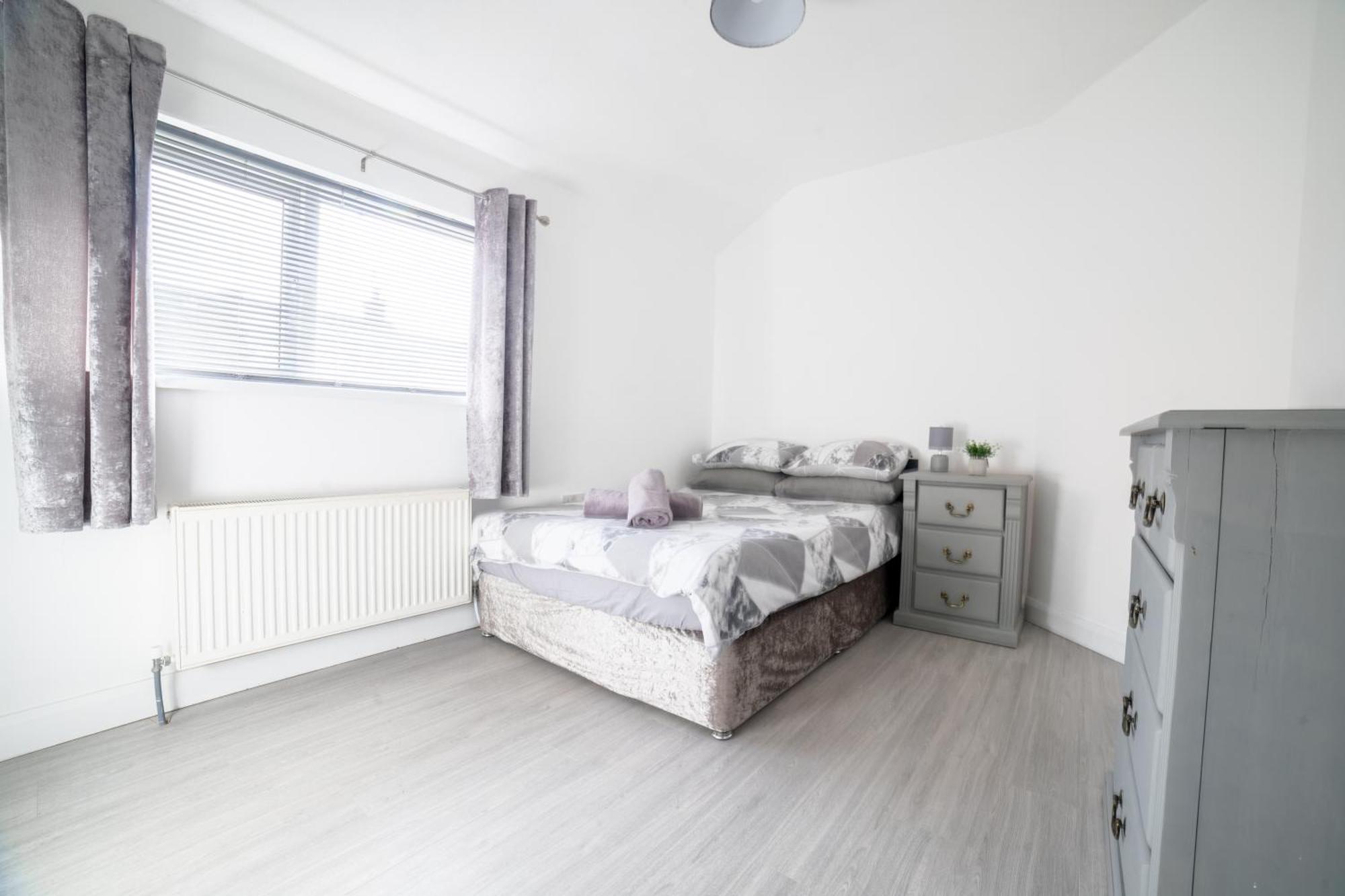 Cheerful 3-bedroom With Free Street Parking Белфаст