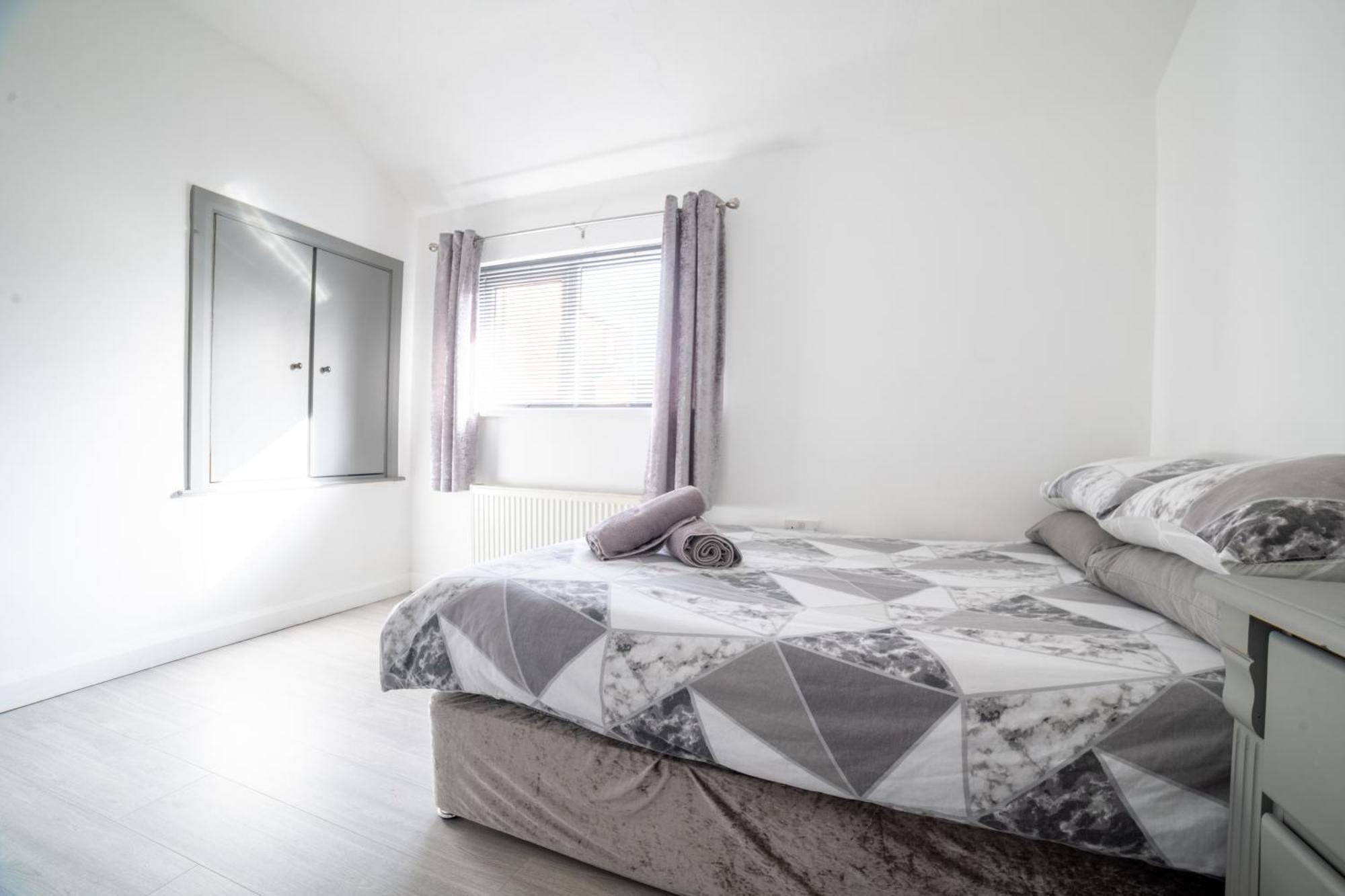 Cheerful 3-bedroom With Free Street Parking Апартаменты *